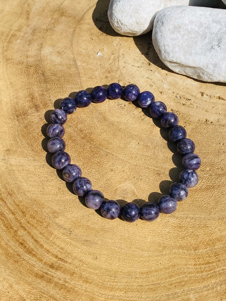 Charoit Heilstein-Armband auf Holzplatte als Beispielprodukt für die Kategorie Charoit