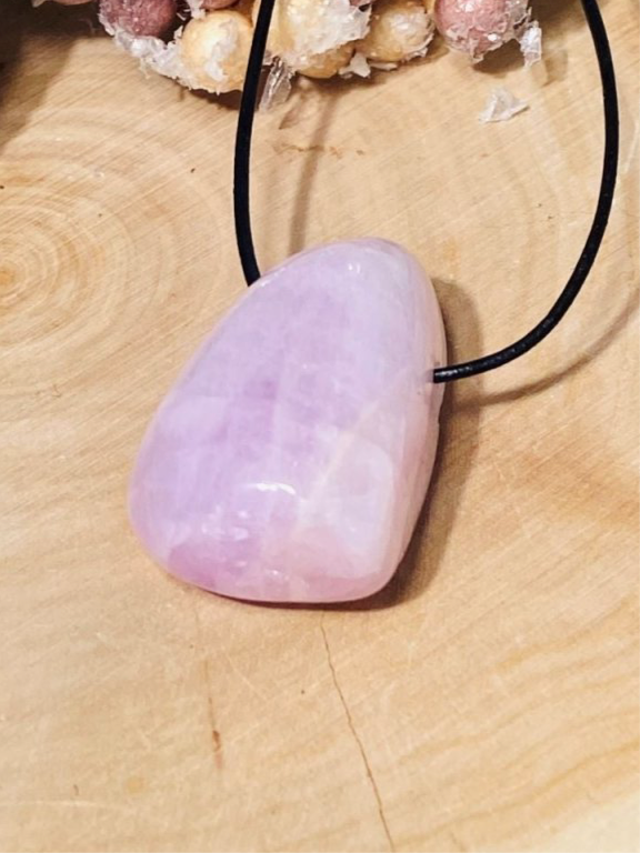 KUNZIT "Drop Shape" gebohrter Kettenanhänger mit Lederband