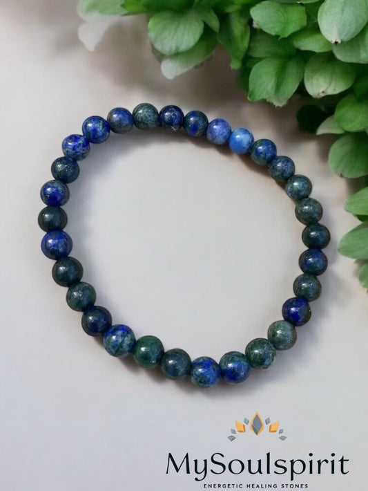 Armband grün, blau, schwarz aus Azurit und Malachit auf weißem Hintergrund mit grüner Deko