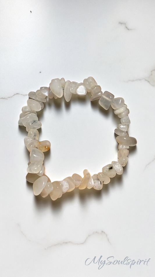 Regenbogen Mondstein Splitterarmband auf weißem Hintergrund