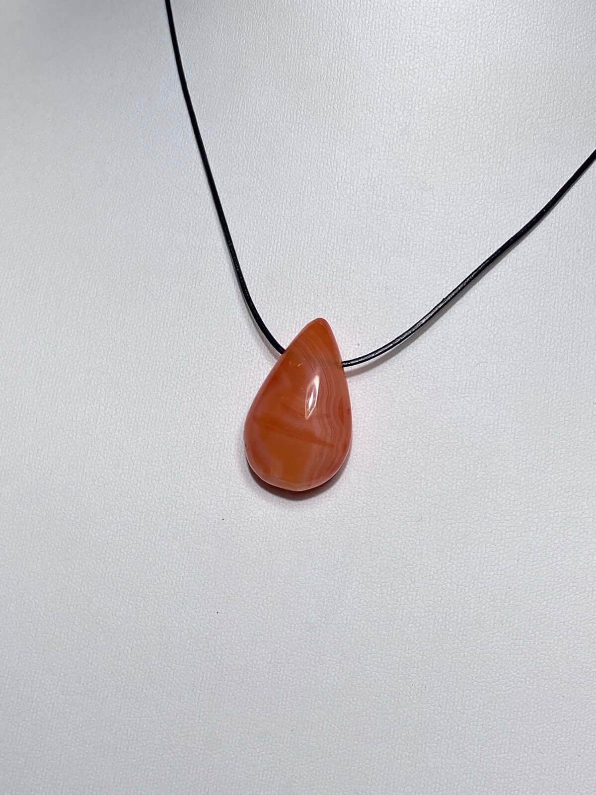 HÄMATOID / FEUERQUARZ "Drop Shape" gebohrter Kettenanhänger mit Lederband - Kettenanhänger gebohrt