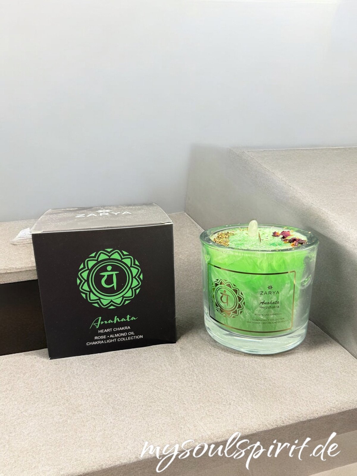 HERZ - CHAKRA Kerze - mit Fluorit, Rosenquarz & Rosenblüten - Kerze