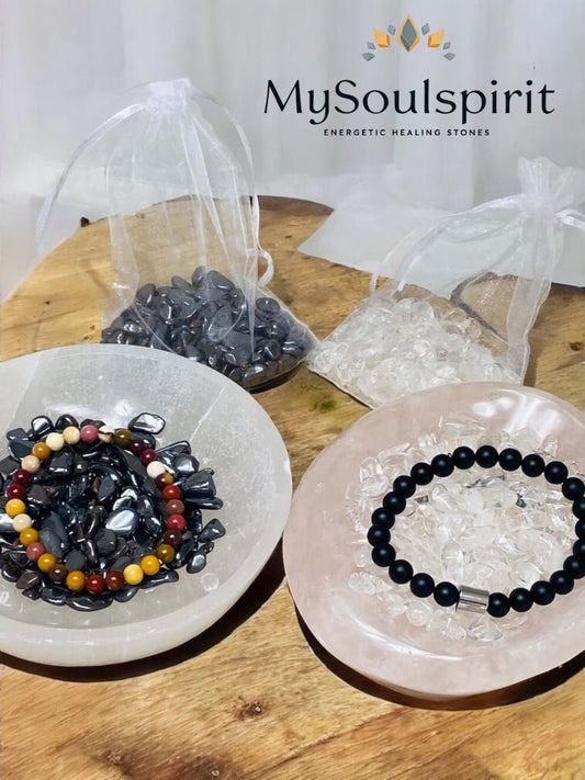 Lade- und Reinigungs-Set mit HÄMATIT und BERGKRISTALL -Trommelsteinchen in Rosenquarz und in Selenit-Schale mit 2 Armbändern als Ladebeispiel.