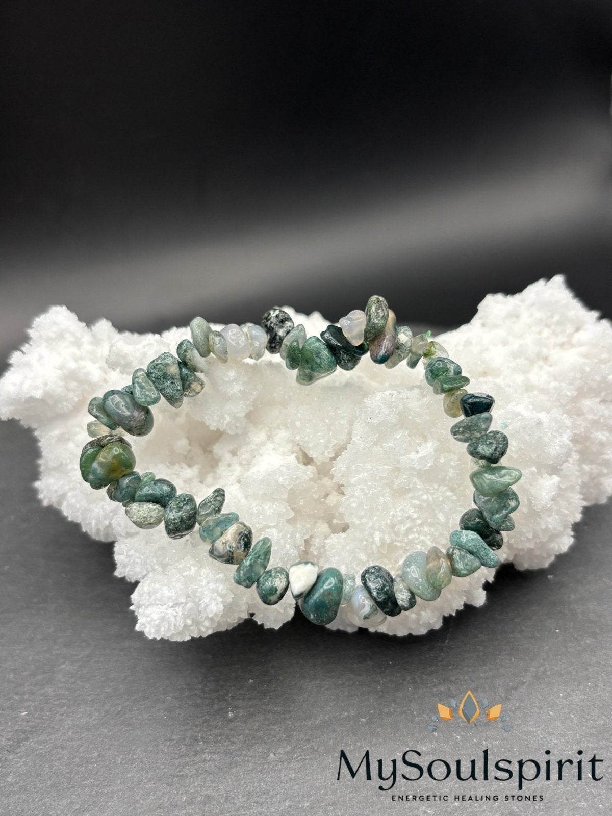 MOOSACHAT Splitterarmband auf weißem Aragonit.