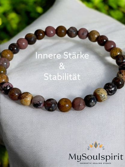 Heilsteine Armband für innere Stärke und Stabilität auf weißem  Stoff als detailierte Ansicht