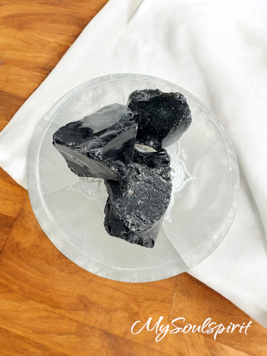 Obsidian Wassersteine in weißer Selenit Schale.