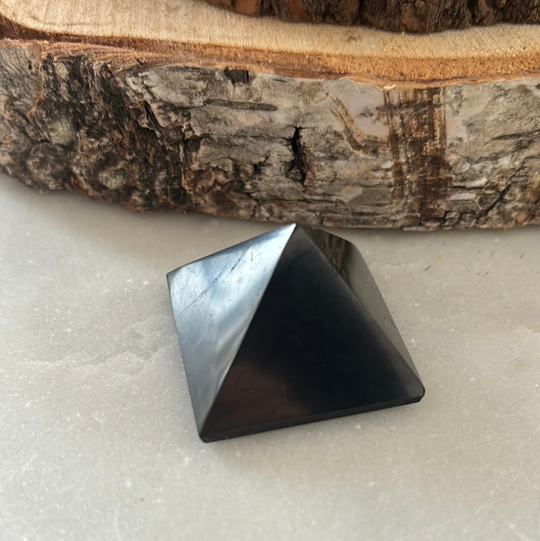 Schungit Pyramide 30 x 30 mm 