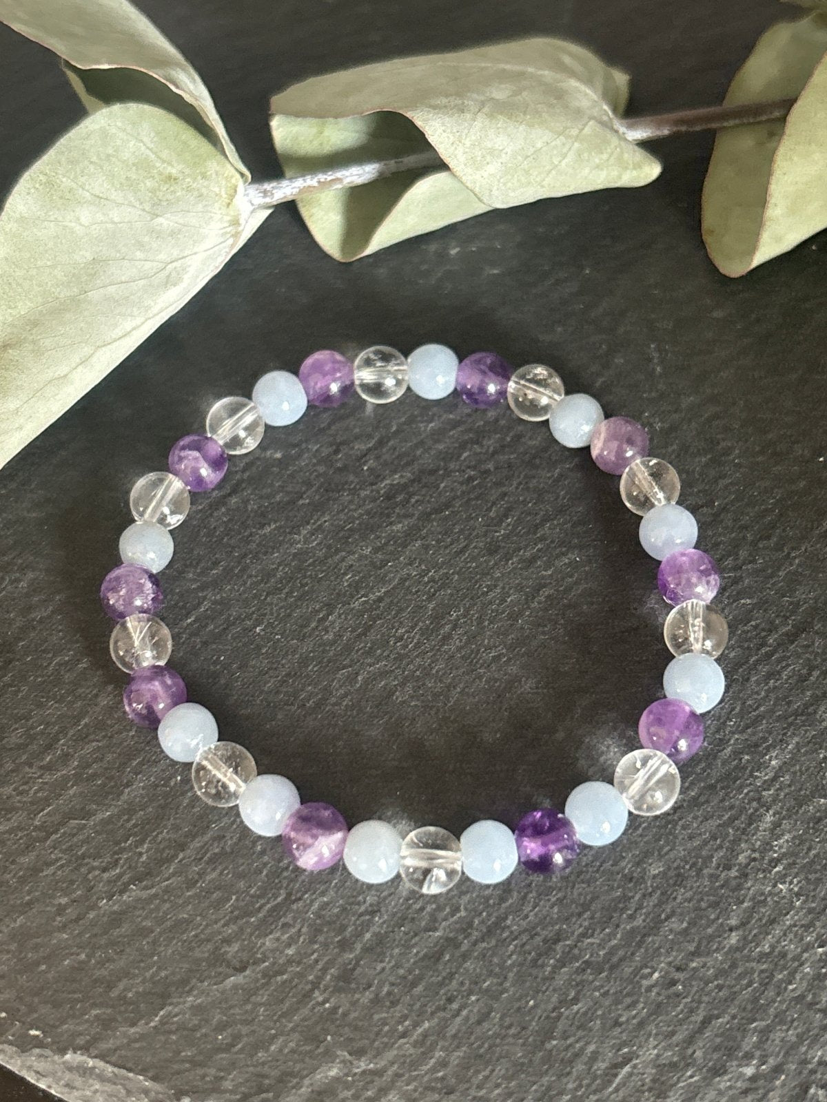 ARMBAND "Fokus & innere Ruhe" aus Anhydrit, Amethyst und Bergkristall