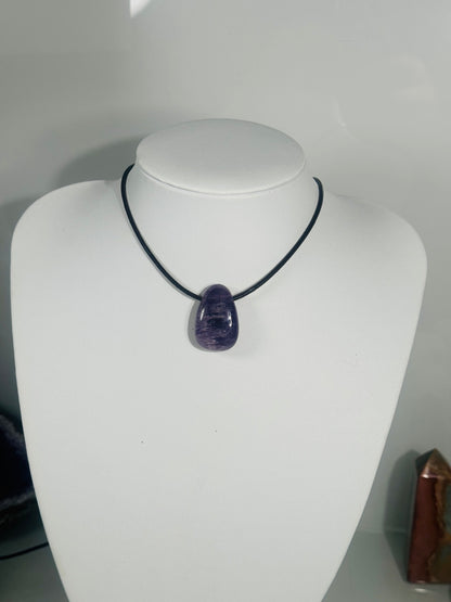 Pendentif goutte AMETHYSTE forme plate avec lanière cuir