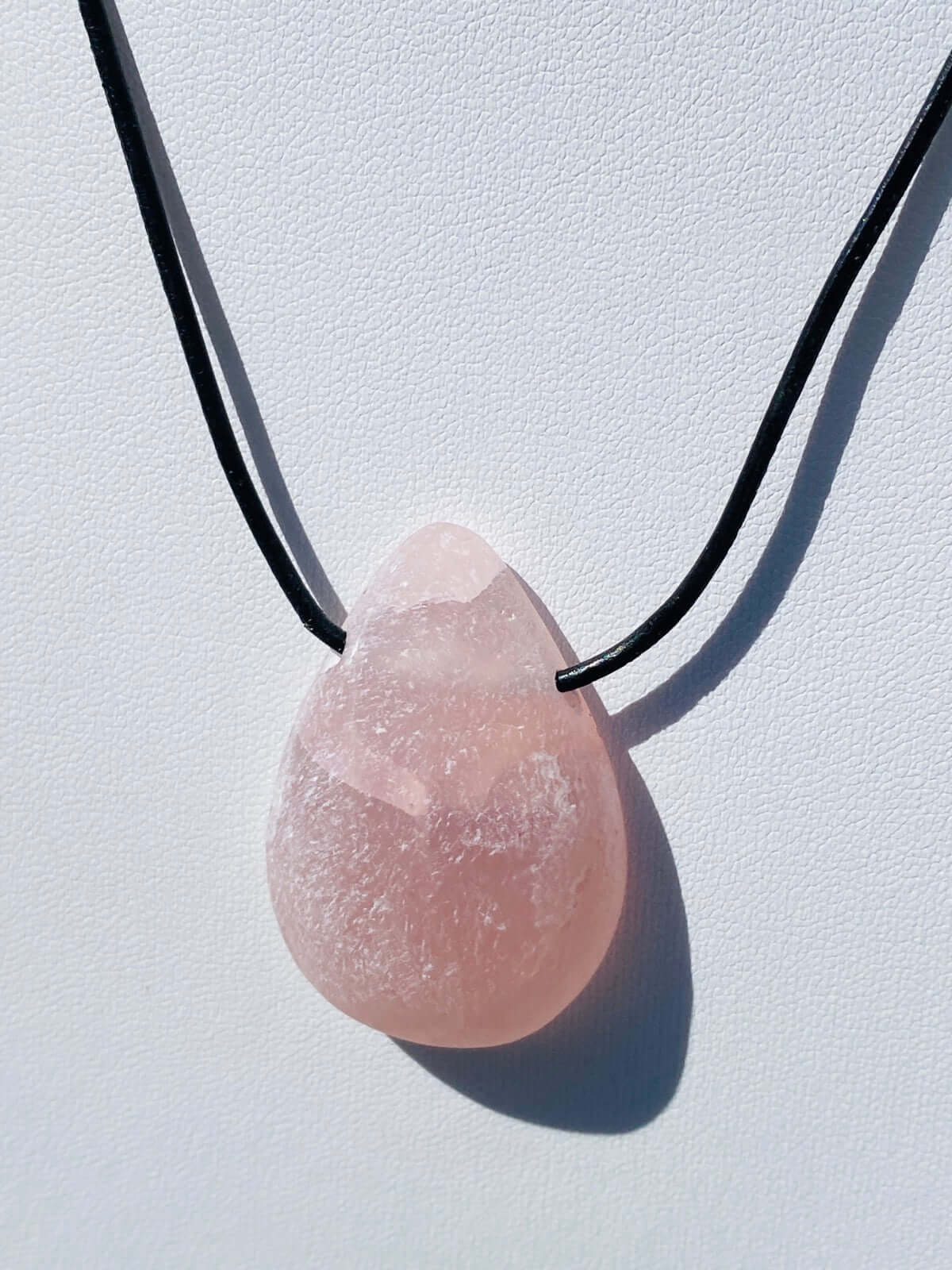 Oeuf d'émeu en quartz rose avec bracelet en cuir