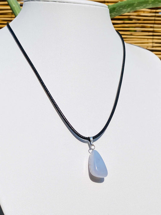 CHALCEDON pendentif bleu avec fermoir en cuir