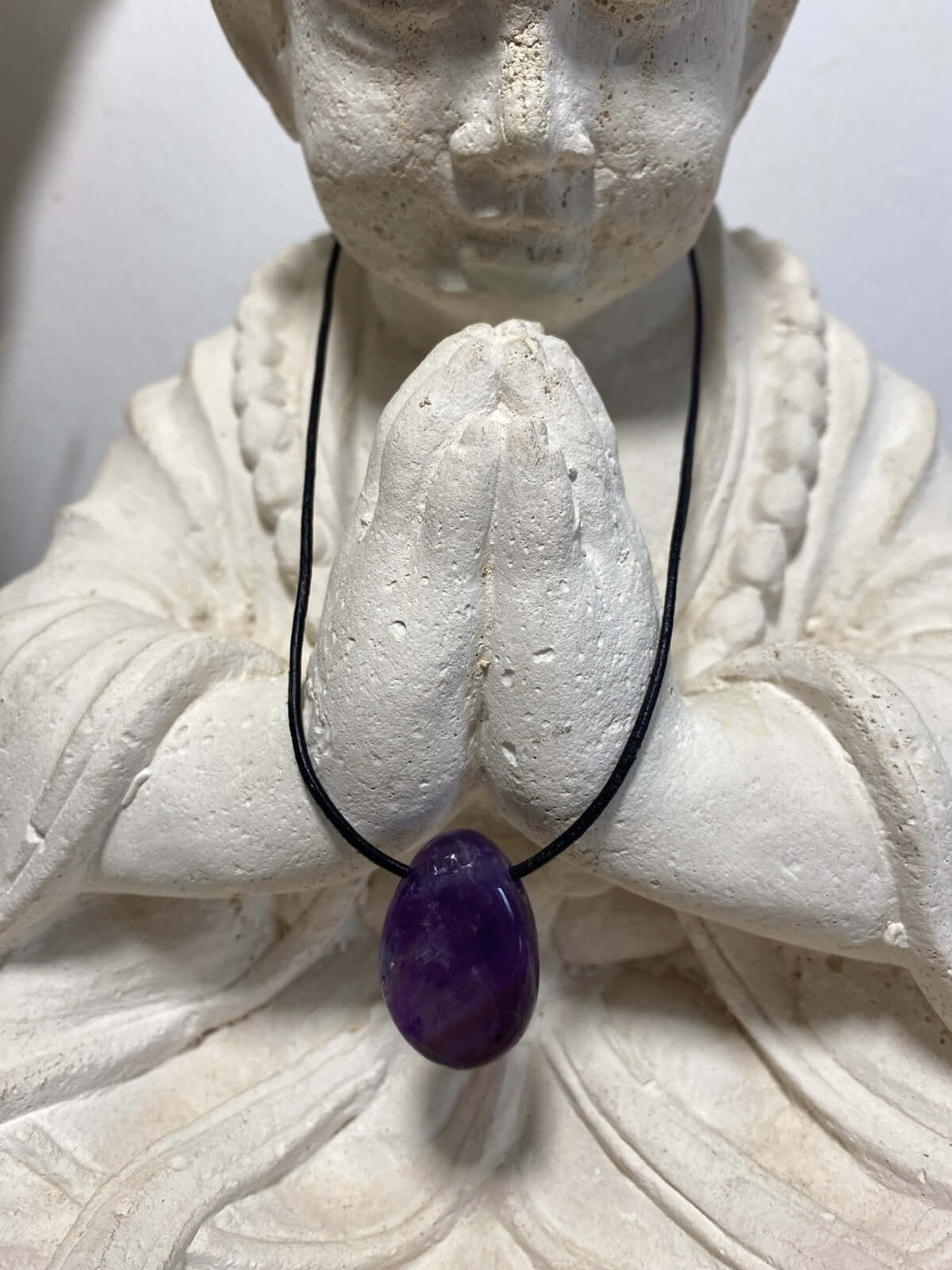 Pendentif goutte AMETHYSTE forme plate avec lanière cuir